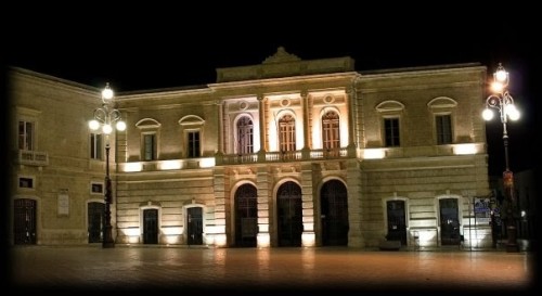 Il centro cittadino di Fasano di notte