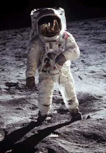 21 luglio 1969: l'uomo è per la prima volta sulla Luna. Nella foto, Aldrin che calpesta il suolo lunare con Armstrong riflesso nel proprio casco.
