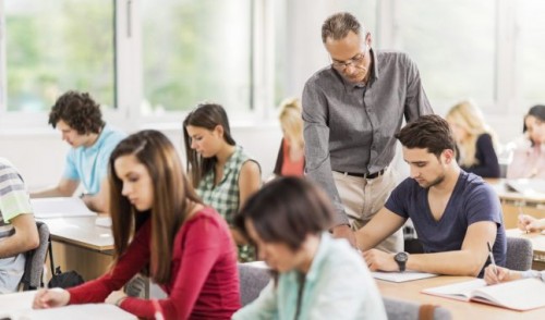 Alunni in classe con il loro insegnante (immagine internet)