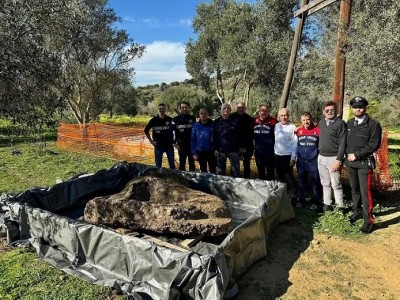 La squadra che ha portato alla luce l'altorilievo (foto internet)