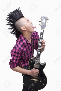 Giovane punk con la sua chitarra (immagine internet)