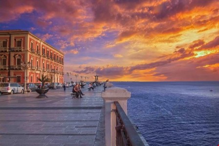 Una bella immagine di Taranto al tramonto, quando tutto diventa poesia (immagini internet)