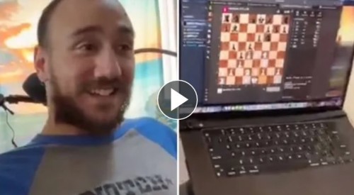 Noland Arbaugh mentre gioco a scacchi su una piattaforma online (immagine internet)