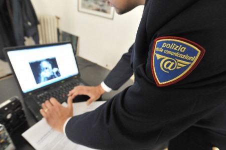 Un operatore della polizia postale al lavoro (immagine internet)