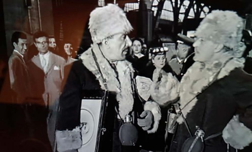 l'ormai "famosa" scena dell'arrivo alla stazione di Milano di Totò e Peppino. Un'immagine che è entrata nell'inconscio collettivo come emblematica di un modo di pensare dei settentrionali nei confronti dei meridionali, soprattutto emigranti. (Immagine tratta dalla visione del film "Totò,, Peppino e la... malafemmina". 1956 - Foto d'archivio).