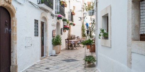 Un angolo suggestivo del centro storico di Locorotondo (foto internet)