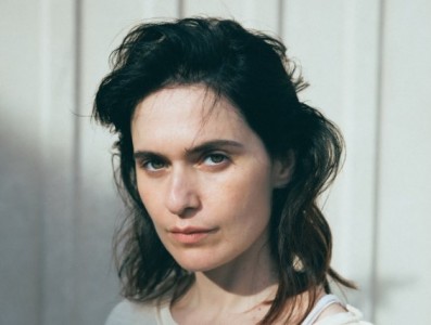 Il concerto della cantautrice Erica Mou, questa sera al "Teatro Nuovo" di Martina Franca