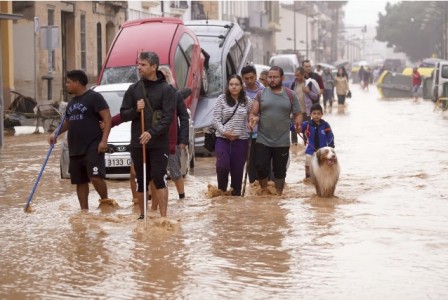 Alcune drammatiche immagine durante l'alluvione che ha colpito la Spagna (fonte internet)