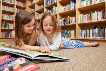 Insegnare a leggere sin da bambini è l'unico modo per abituare a riprendere in mano un libro cartaceo (immagine Qiangxuer, da Pixabay)